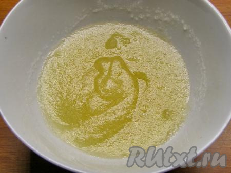 Желатин заливаем холодной водой, перемешиваем и оставляем набухать (обычно для набухания требуется 10-20 минут, более точное время набухания указано на упаковке желатина, который вы используете).