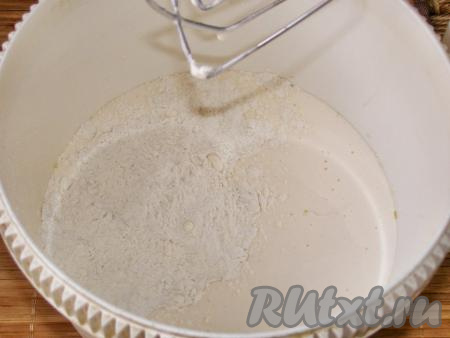 Пересыпаем сухую мучную смесь в яично-сахарную массу и взбиваем миксером ещё минут 5 (до однородного состояния). Тесто должно получиться гладким, в меру густым.