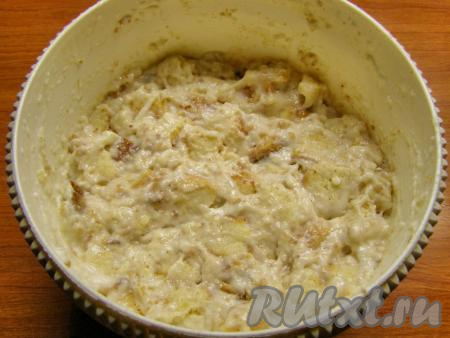 Сразу перекладываем в сметанно-желейную смесь кусочки бисквита. Если после нарезки фруктов у вас остались небольшие кусочки, их тоже можно добавить в сметану с бисквитом. Аккуратно перемешиваем.