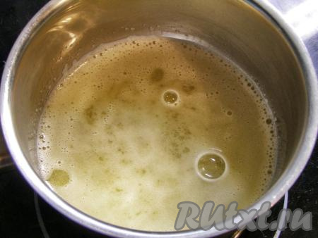 Разбухший желатин нагреваем на среднем огне, постоянно помешивая, пока он не станет однородным (кристаллики желатина должны полностью раствориться). До кипения доводить нельзя.