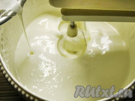 Тонкой струйкой вливаем горячий желатин в смесь сметаны с сахаром, не переставая взбивать миксером (взбиваем недолго, минуты 2).