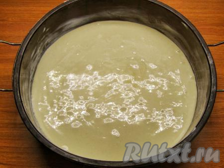 Форму для выпечки смазываем небольшим кусочком сливочного масла (или маргарина) и выливаем в неё приготовленное тесто.