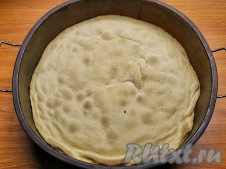 Духовку прогреваем до 180 градусов и выпекаем бисквит около 20 минут. Готовность бисквита можно проверить с помощью деревянной шпажки (шпажка останется сухой при прокалывании полностью готового бисквита). Готовый бисквит, достав из духовки, вынимаем из формы и даём полностью остыть.