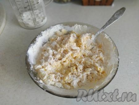 В получившуюся массу добавить муку и соль (соль усиливает вкус выпечки, при этом соль в готовом печенье никак не ощущается), хорошо перемешать сначала ложкой, затем вымесить тесто руками. Замешивая песочное тесто, муку добавляйте по мере необходимости, ориентируясь на консистенцию теста (муки может хватить 250 грамм, а может понадобиться чуть больше).