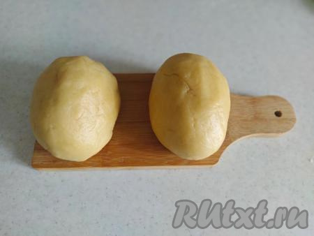 В результате должно получиться мягкое, приятное на ощупь песочное тесто. Тесто разделить на две части, скатать в колобки и поместить в холодильник на 20 минут.