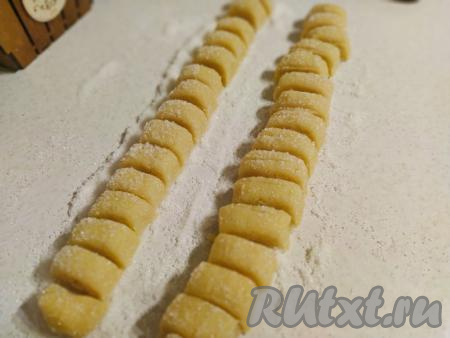 Затем острым ножом нарезать тесто на круглые кусочки толщиной 2-3 см.