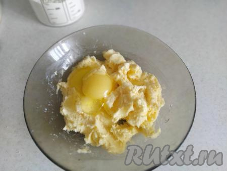 Теперь добавить яйцо и размять массу вилкой до однородности.