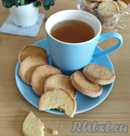 Переложить нежные и рассыпчатые печенюшки на тарелку. Немного подождать, пока выпечка остынет, и можно подавать к чаю. Приготовьте печенье на сливочном масле по этому простому рецепту и вы точно останетесь довольны его вкусом!