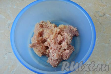 Куриное филе (или мясо, срезанное с любых других частей курицы) нарежьте на кусочки и пропустите через мясорубку.