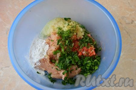 Сюда же добавьте мелко нарезанную зелень (можно использовать любую зелень, например, укроп, петрушку, зелёный лук).