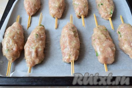 Деревянные шпажки замочите в воде на пару часов. Руки смажьте растительным маслом и сформируйте небольшие колбаски. В центр каждой колбаски вдавите шпажки. Выложите люля-кебабы из курицы на противень, застеленный пергаментом, и поставьте   на 15 минут в духовку, разогретую до 200 градусов. Затем переверните каждый люля-кебаб, чтобы они запекались наиболее равномерно, и отправьте в духовку ещё минут на 15.