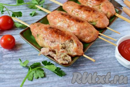 Люля-кебабы, приготовленные из курицы на шпажках в духовке, получаются аппетитными, сочными и очень вкусными. Угощайтесь!