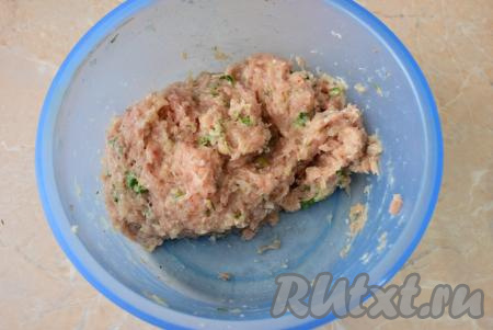 Тщательно перемешайте куриный фарш, он должен стать плотной, однородной массой. Для того чтобы фарш стал более плотным, хорошо отбейте его о дно миски (просто поднимайте фарш и бросайте с силой на дно миски).&nbsp;