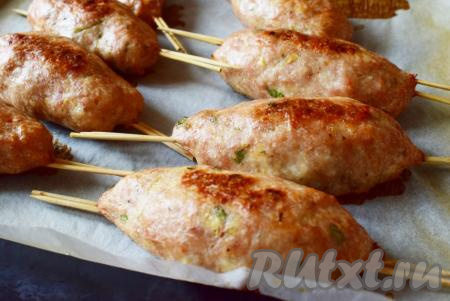 Готовые люля-кебабы станут аппетитного цвета. Извлеките их из духовки и переложите на тарелку.