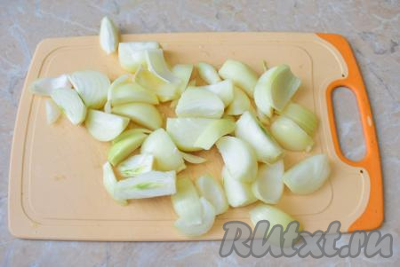 Очищенные луковицы нарежьте и тоже пропустите через мясорубку.