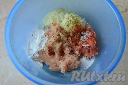 Соедините куриный фарш и измельчённый лук в достаточно глубокой миске, добавьте специи и соль по вкусу, всыпьте крахмал.