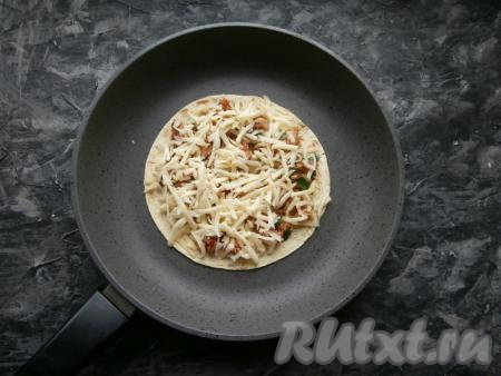 Щедро посыпать сверху натёртым сыром.