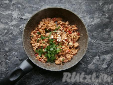 Перемешать и обжаривать&nbsp;на небольшом огне ещё минут 5. Затем добавить измельчённую зелень и мелко нарезанный чеснок. Фарш перемешать и выключить огонь.