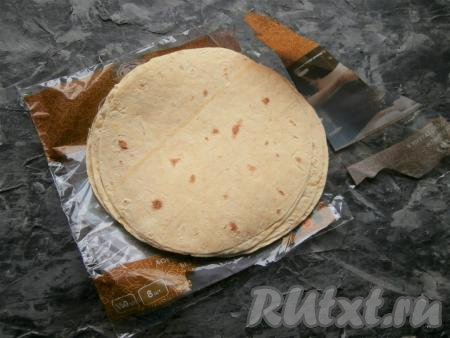 Кукурузные или пшеничные лепёшки для приготовления кесадильи можно купить практически в любом супермаркете. Подготовить лепёшки (у меня - готовые лепёшки "Тако").