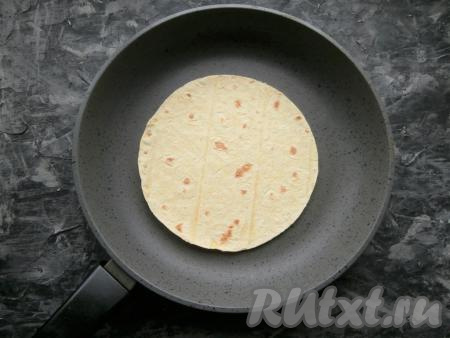 Лепёшку выложить на сухую сковороду, дать подсохнуть на среднем огне.