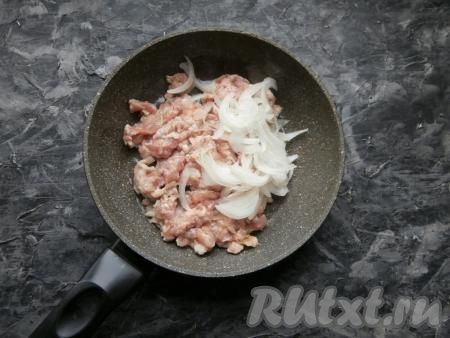 Фарш лучше всего использовать крупнорубленый, перекрученный на мясорубке с крупной решёткой. В сковороде разогреть оливковое масло, выложить мясной фарш и нарезанный тоненькими перьями очищенный репчатый лук.