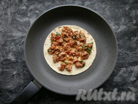 Выложить половину фарша (вторая половина пойдёт на вторую кесадилью), распределив его по всей лепёшке.