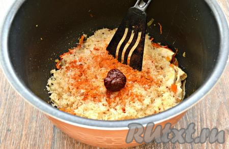 Посолить по вкусу, добавить томатную пасту и приправу для плова (в составе приправы - зира, барбарис, молотая паприка, куркума, смесь молотых перцев, можно купить готовую приправу для плова, а можно собрать самостоятельно из имеющихся у вас специй).