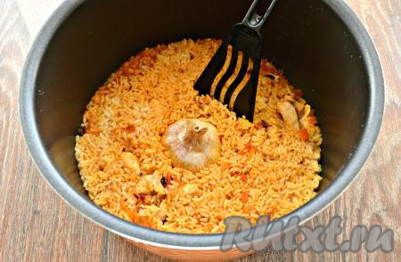 Отключить программу «Жарка». Установить программу «Тушение» (можно установить и программу "Плов") на 40 минут. В процессе приготовления плова не открывайте крышку мультиварки.