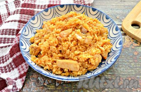 По прошествии времени открыть крышку мультиварки, разложить вкусный, сытный, ароматный плов по тарелкам и подать к столу. Кусочки курицы получаются сочными, мягкими, рис становится рассыпчатым, а благодаря томатной пасте, ещё и очень аппетитным.