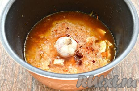 Аккуратно влить кипячёную воду комнатной температуры. С целой головки чеснока снять только верхнюю шелуху. В центр чаши воткнуть целую головку чеснока, закрыть крышку мультиварки.