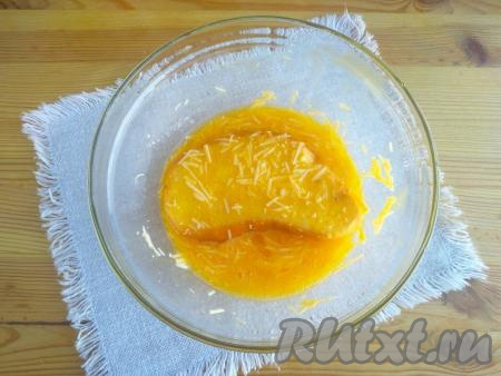 Ломтики батона полностью окунуть в яично-сырную массу.