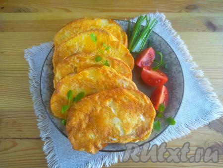 Готовые гренки с яйцами и сыром переложить со сковороды на тарелку и&nbsp;украсить зеленью.