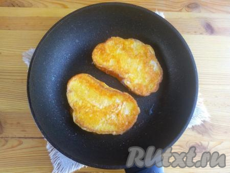 Перевернуть гренки и готовить до зарумянивания с другой стороны.