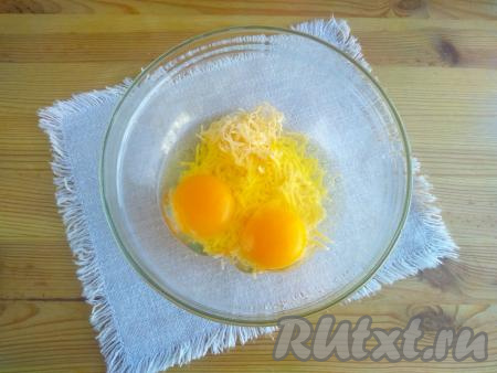 Вбить яйца к сырной массе.