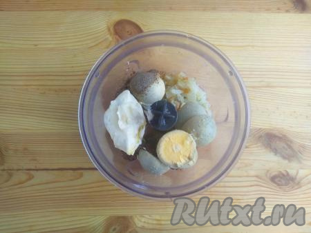 Сюда же добавить майонез, взбить содержимое чаши до однородности грибной массы.