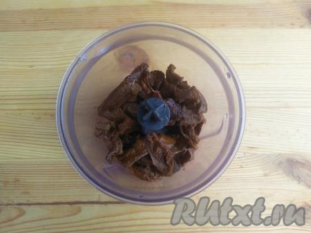 Кастрюлю с грибами, залитыми той же водой, в которой они вымачивались, поставить на огонь. После закипания воды варить на минимальном огне в течение 30 минут. Снять кастрюлю с огня, дать грибам остыть, затем отжать их от жидкости и выложить в чашу блендера.