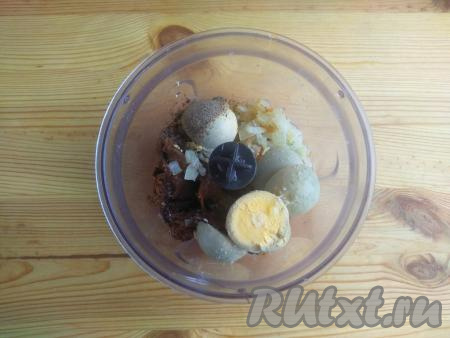 3,5 яичных желтка, жареный лук выложить в чашу блендера с отваренными грибами, добавить соль, молотый чёрный перец.