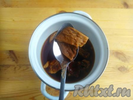 Залить сухие грибы 2 стаканами холодной воды, оставить на 1,5-2 часа (продолжительность замачивания зависит от степени засушенности грибов). За это время грибочки должны стать мягкими и эластичными.