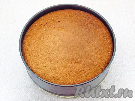 Форму поставить в духовку, разогретую до температуры 200-220 градусов,&nbsp;и выпекать бисквит до зарумянивания. У меня ушло 40 минут. Время выпечки приблизительное и зависит от возможностей вашей духовки. Готовность бисквитного коржа проверить, воткнув в него тонкую, чистую лучину (или деревянную шпажку). Если лучина (или шпажка) остаётся сухой, значит корж готов, выключить духовку.