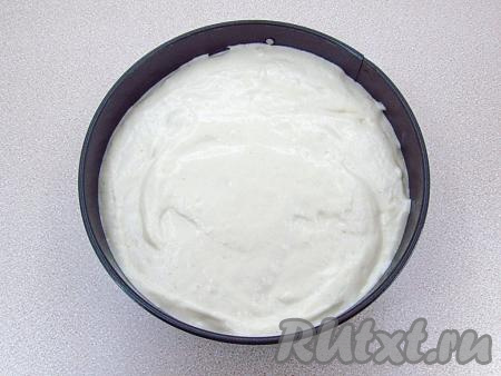 Для выпекания коржа я использовала круглую разъёмную форму для выпечки диаметром 22 см.&nbsp;На дно разъёмной формы для выпечки положить лист пергаментной бумаги,&nbsp;прижать его боковыми стенками и защёлкнуть форму. Бумагу смазать растительным маслом, стенки формы можно ничем не смазывать. Присыпать дно формы мукой (или манной крупой). Бисквитное тесто выложить в форму и разровнять скребком.