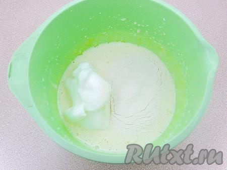 Соединить кукурузную и пшеничную муку, просеять через сито (благодаря просеиванию мука обогащается кислородом и одновременно удаляются возможные слежавшиеся комочки). В желтковую массу одновременно, небольшими порциями, добавлять взбитые белки и смесь из муки.