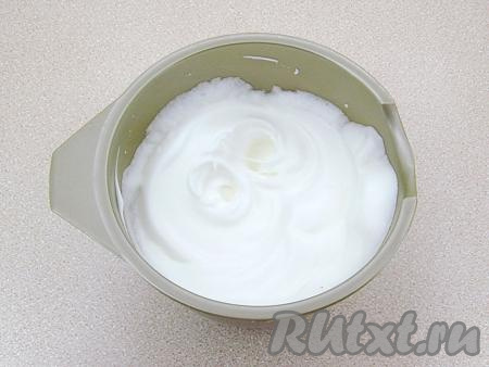 Одновременно в отдельной посуде при помощи миксера взбить белки. В конце взбивания добавить оставшийся сахар. Взбивать белки до увеличения в объёме в 4-5 раз. Правильно взбитые белки должны держаться на венчике.