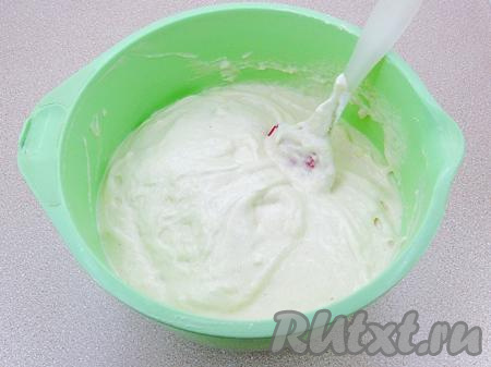 Тесто осторожно после каждого добавления взбитых белков и мучной смеси вымешивать лопаточкой до однородности, перекладывая его лопаточкой сверху вниз, чтобы не помять белки. Тесто для приготовления кукурузного бисквита получится в меру густым.