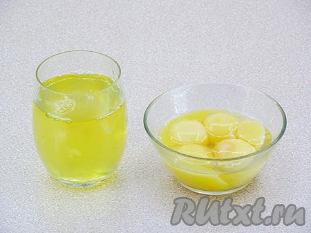 Отделить белки от желтков. Белки должны быть без малейшей примеси желтка, иначе они не взобьются.