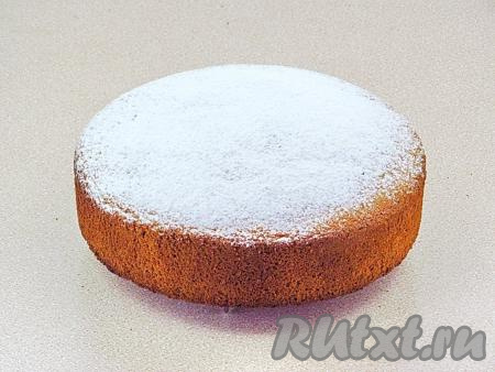 Воздушный, вкусный, мягкий бисквит, испечённый с добавлением кукурузной муки, можно подать к столу, посыпав, например, сахарной пудрой, или использовать в качестве основы для торта.