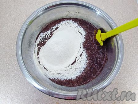 К получившейся массе добавить просеянную муку.