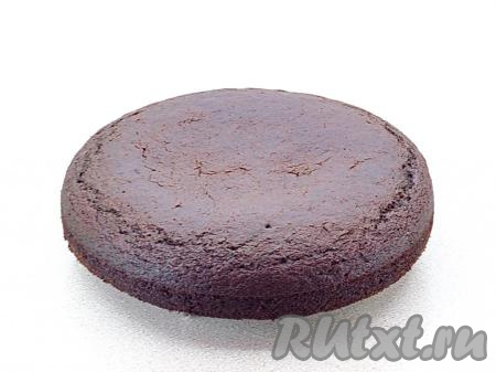 Тонким, острым ножом пройтись по периметру формы, отделяя корж от стенок, раскрыть форму, удалить бумагу, переложить корж на кондитерскую решётку и оставить до полного остывания.