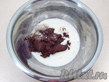 К яичной смеси добавить распаренную черёмуху и соду, погашенную уксусом.