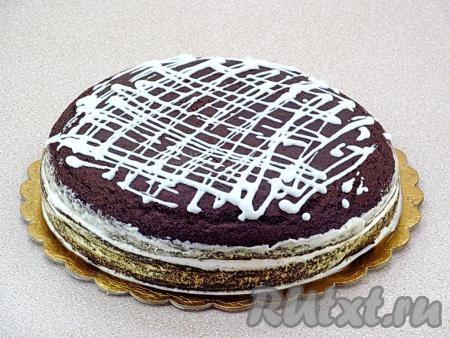 Накрыть нижний пласт с кремом верхним пластом и прижать его. Обмазать боковую поверхность черёмухового торта оставшимся кремом и украсить верх по своему усмотрению (я нанесла сверху сеточку из сметанного крема). Оставить торт для пропитки на 5 часов в холодильнике. Торт, приготовленный из молотой черёмухи с кремом из сметаны, имеет пористую структуру и незабываемый вкус!