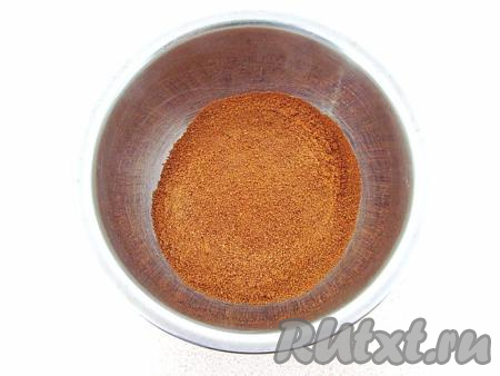 Начать следует с замачивания черёмухи. Молотую черёмуху нужно просеять через сито, чтобы удалить все твёрдые кусочки.